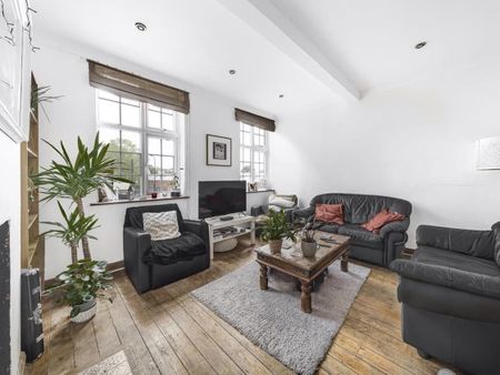 3 Bed Flat, Bolton Crescent, SE5 - Photo 2