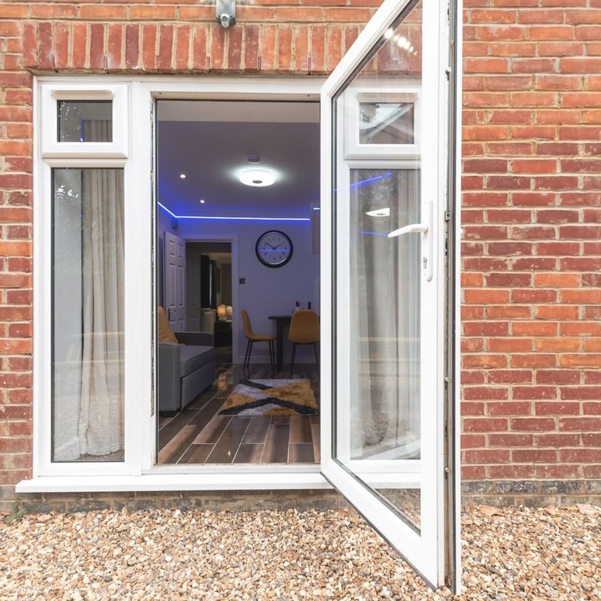 2 Bed Flat, Gables Lodge -, RG1 - Photo 1