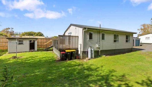 Charming 3BR Home with Deck & AC! - Photo 1