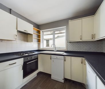 3 bedroom Bungalow in Brunel Road, Maidenhead - Photo 4