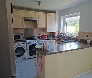 3 Bed Semi-Detached House, Alwins Court, BS30 - Photo 6