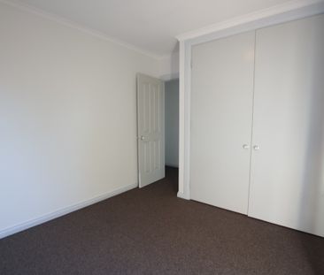 Just a short walk to the Gilbert Road tram this lovely 2 bedroom ho... - Photo 6