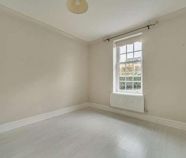 Calcott Park, Yateley, GU46 - Photo 5