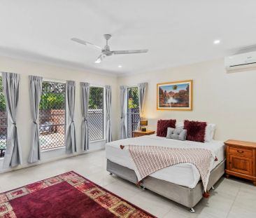 Modern furnished home with pool, steps from Palm Cove Beach - Photo 5