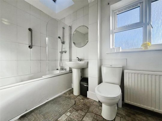 3 bedroom end of terrace house to rent - Photo 1