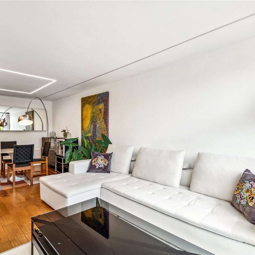 SHORT LET - A unique and rare opportunity to rent a beautifully positioned two bedroom apartment with triple aspect views directly overlooking the River Thames. - Photo 1