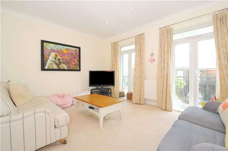 Four bedroom town house in a convenient location for the town centre. - Photo 3