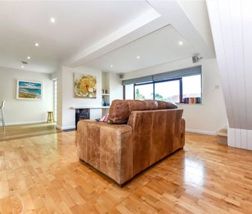 A superbly appointed detached property in a quiet cul-de-sac within... - Photo 2