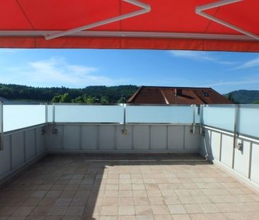 HELLE OBERGESCHOSSWOHNUNG MIT TERRASSE UND ÜBERDACHTEM PARKPLATZ - Foto 1