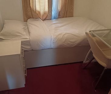 Room in a Shared House, Viola St, M11 - Photo 4