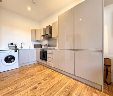 A lovely modern one bedroom flat close to the train station and cit... - Photo 5