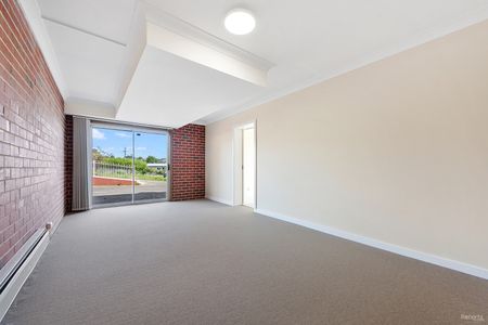 Spacious downstairs living - Photo 2