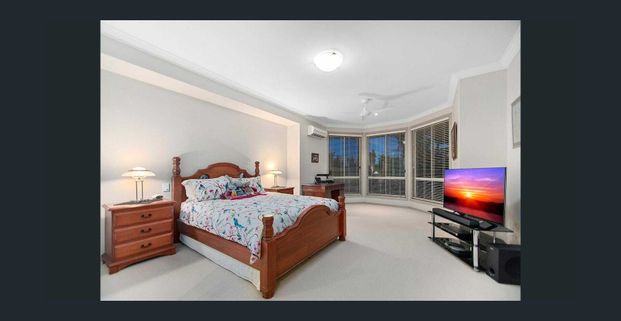 Luxurious Waterfront Entertainer With Pontoon, Pool & Sparkling Views - Photo 1