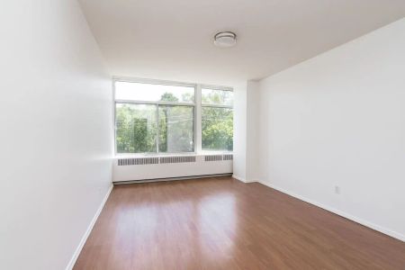 240 Oriole Parkway — 1 Bedroom - unit 206 - Photo 5