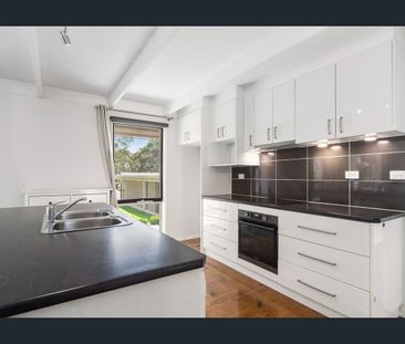 Beautiful 4-Bedroom Family Home with Stunning Garden in Lakewood - Photo 6