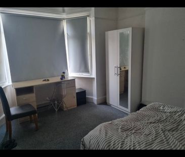 Most demanding double bed room in NW4 4LD 28 Babington Road 1 - Photo 2