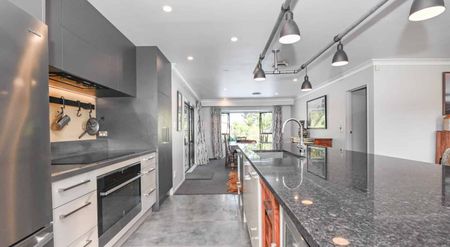 LONGLANDS - 4 BEDROOMS - Photo 5