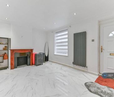 3 bedroom end of terrace house to rent - Photo 1