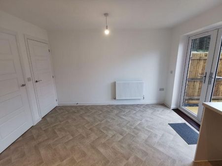 2 bedroom semi-detached house to rent - Photo 4