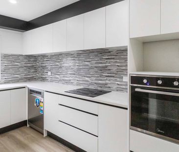 Modern 3 bedroom townhouse with water views in quiet cul-de-sac! - Photo 3