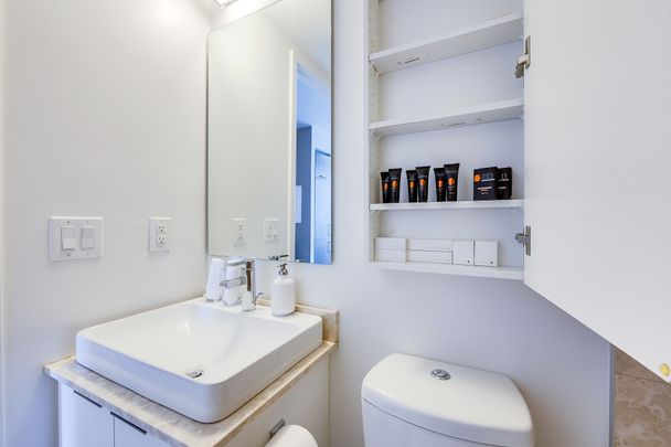 For Lease - 14 York Street Unit# 1807, Toronto, Ontario - Photo 1