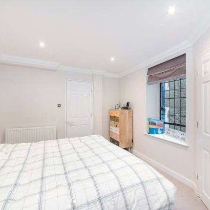 Lovely one bedroom apartment with own entrance set within a beautiful church conversion in Angel. - Photo 1