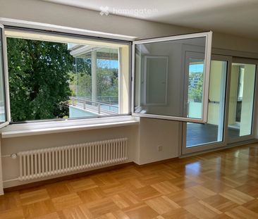Grosszügige 4.5-Zimmer-Wohnung, verglaster Balkon, 2 Parkplätzen, e... - Photo 2