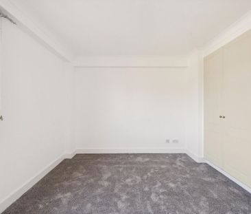 One bedroom apartment to rent in Wapping with river views, E1W - Photo 3