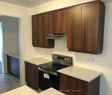 Condo Townhouse For Lease | W9254808 - Photo 2