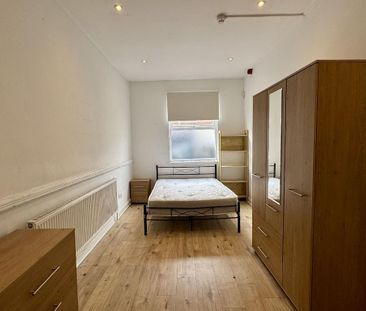 4 bedroom flat to rent - Photo 6