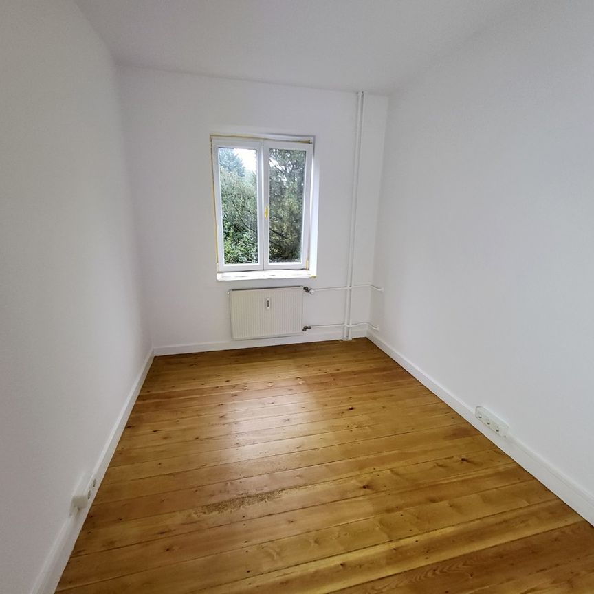 Nähe Stadtpark: Schöne 3,5-Zimmer-Wohnung mit Loggia in zentraler Lage in 23568 ... - Foto 1