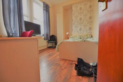 6 bedroom Flat in Hollybank, Leeds - Photo 1