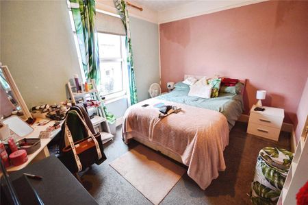 4 bedroom flat to rent - Photo 2