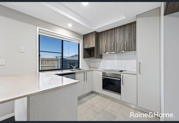 Modern 3-Bedroom Townhouse Available Now in Blacks Beach - Photo 1