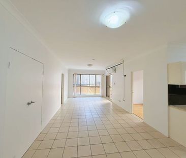 Modern Low-Rise Apartment with Oversized Courtyard in Prime Location - Photo 2