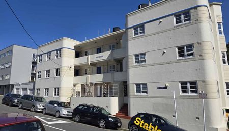 SMARTLY PRESENTED ART DECO APARTMENT - Photo 5