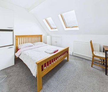 Manorcrofts Road, Egham, TW20 - Photo 5