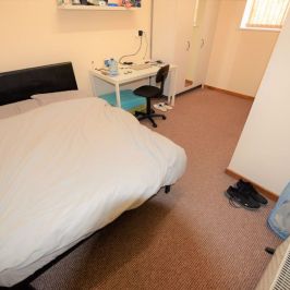 3 bedroom Flat in 1 Low Close Street, Leeds - Photo 1