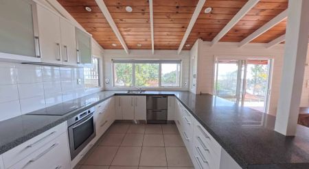 Stunning Coastal Luxury 5-Bed Family Haven in Prime Army Bay - Photo 2