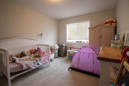 **STUNNING** 3 Bedroom Townhouse in St. Catharines!! - Photo 2