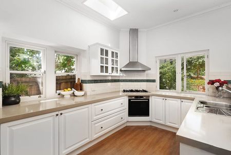 Place your family with perfect park-side poise - Photo 2