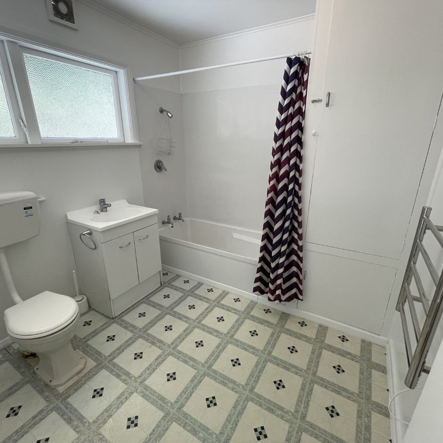 3 Bedrooms in Melrose - Photo 1