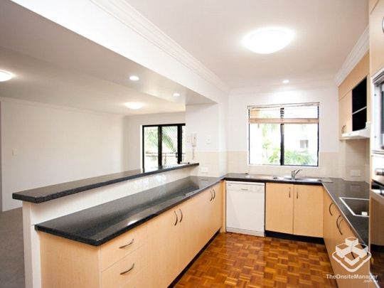 HIGHLY SOUGHT AFTER - RARELY ON THE MARKET - ENORMOUS 3 BEDS NEWLY REFURBISHED - Photo 1