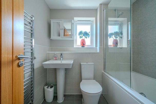 Waring Crescent - Photo 1