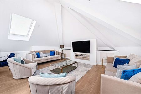 Elegant two bedroom upper floor apartment in the heart of Knightsbridge. - Photo 3
