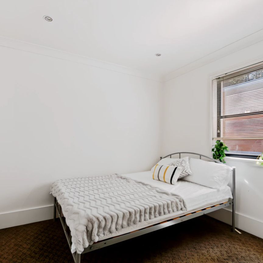 Room 4 (Ensuite/balcony) - Photo 1