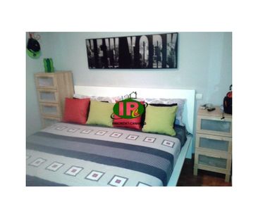 Apartment mit 1 Schlafzimmer. Wohnbereich mit Sofa, großem TV und i... - Photo 4