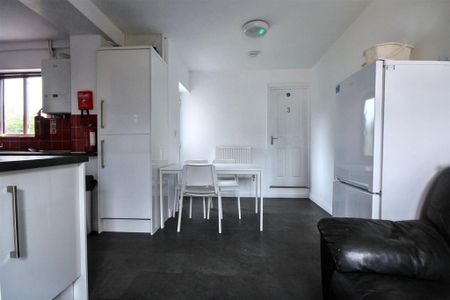1 bedroom in a house share to rent - Photo 5