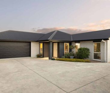 Modern 4-Bedroom Family Home in the Heart of St Andrews - Photo 3