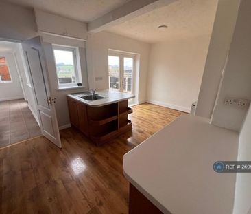 4 bedroom semi-detached house to rent - Photo 5